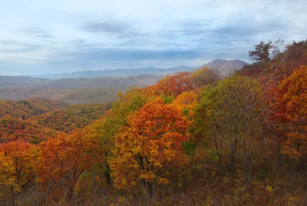 Niebo i pokrywę pokazał moutain — Zdjęcie stockowe