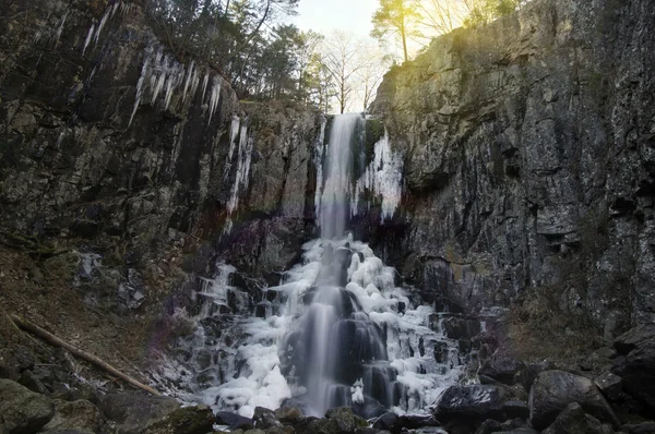 Cachoeira em uma montanha na floresta — Fotografia de Stock