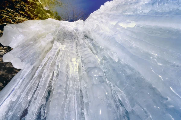 Ijspegels bevroren waterval. — Stockfoto