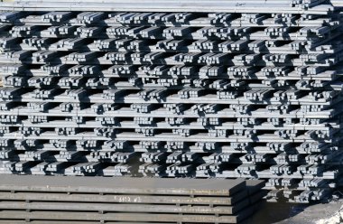 Çelik çubuk yığılmış