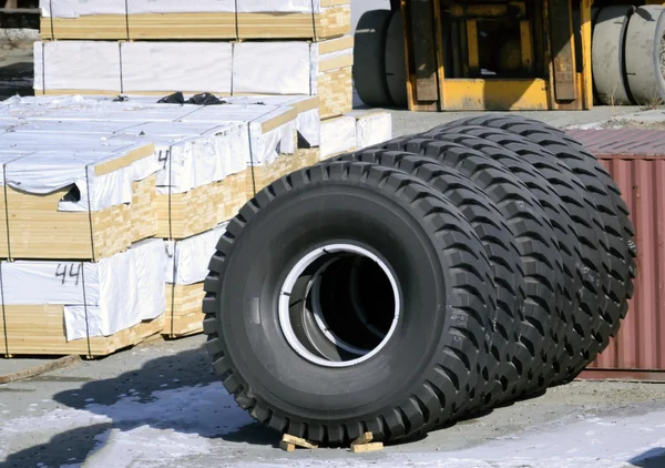 Big máquinas pneus pilha fundo . — Fotografia de Stock