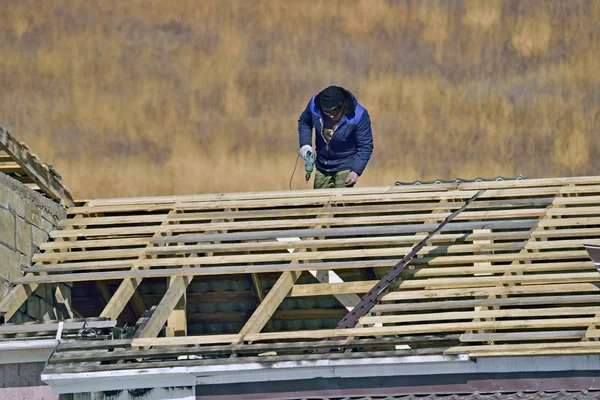 Werknemer op het dak — Stockfoto