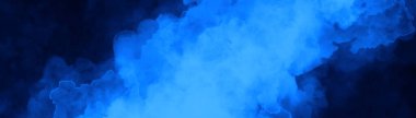 Mavi suluboya dumanı ya da koyu arkaplanda soyut çapraz ışık kuyusu içinde suluboya kanama ve ince doku, soyut bulutlar ya da gökyüzü
