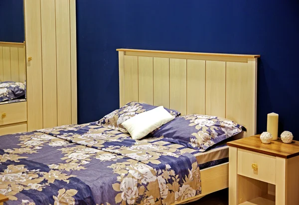 Cama con la decoración en el dormitorio — Foto de Stock