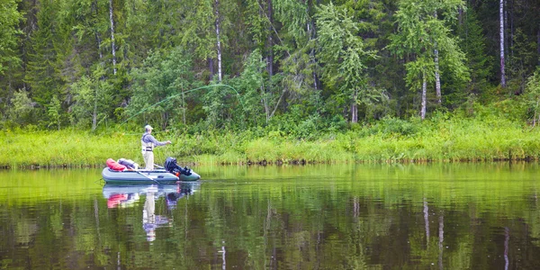 Un pescador en el río — Foto de Stock