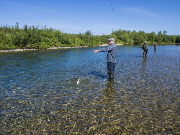 Un pescador en el río — Foto de Stock