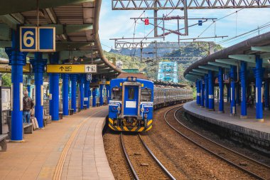 Badu kasabasındaki Badu tren istasyonuna yaklaşan tren Keelung, Tayvan. Çevirisi: Çık