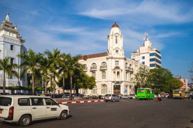 8 Şubat 2016: Yangon, Burma Myanmar 'daki Ayeyarwady Bank' ın genel merkezi, 1910 yılında inşa edilen ve bir zamanlar Asya 'nın en büyük ve en eski mağazası olan Rowe and Co Building' de yer aldı.