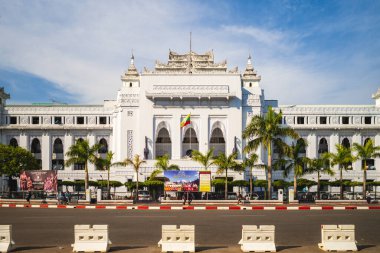 8 Şubat 2016: Yangon Belediyesi, Myanmar Burma. Bina, geleneksel katmanlı çatıları olan senkronize Birman mimarisinin güzel bir örneği. 1926 'dan 1936' ya kadar inşa edilmiş..