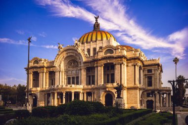 Palacio de Bellas Artes, Güzel Sanatlar Sarayı, Mexico City. Çeviri: 