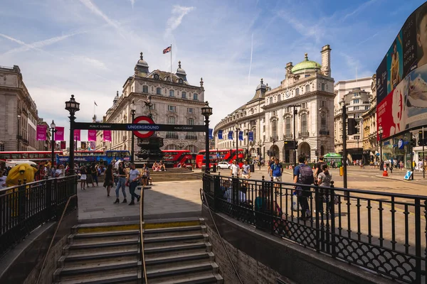 1 Temmuz 2018: Piccadilly Sirki 'nin yanındaki sokak manzarası, Westminster, Londra, İngiltere' de bir kavşak ve halka açık alan. Regent Caddesi 'ni Piccadilly' e bağlamak için 1819 'da inşa edildi.