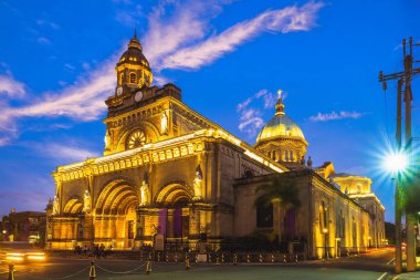 Manila Katedrali Manila, Filipinler 'deki Intramuros' da geceleyin