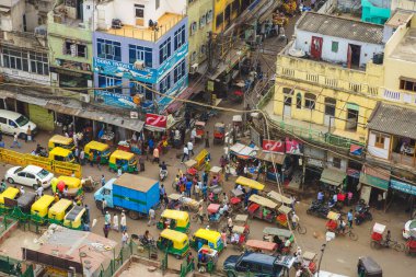10 Ekim 2016: Chandni Chowk yakınlarındaki Delhi 'de. Chandni Chowk, nam-ı diğer Moonlight Square, Eski Delhi, Hindistan 'ın en eski ve en işlek pazarlarından biridir..