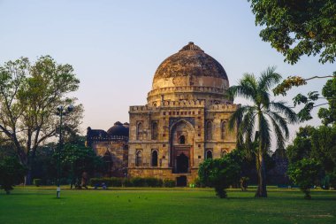 Bara Gumbad Delhi 'deki Lodi Garden' da, Hindistan 'da alacakaranlıkta.