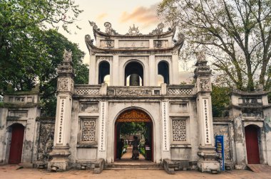 2 Nisan 2014: Edebiyat Tapınağı 'nın Kapısı, 1070 yılında Vietnam' ın Hanoi şehrinde Konfüçyüs 'e adanmış bir tapınak. Ayrıca Vietnam 'ın ilk ulusal üniversitesi olan İmparatorluk Akademisine de ev sahipliği yapmaktadır..