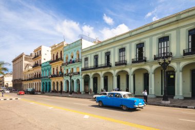 28 Ekim 2019: Paseo del Prado 'da renkli mimari, namı diğer El Prado, Havana, Küba' da eski şehir duvarına yakın bir gezinti alanı ve Centro Habana ile Eski Havana arasındaki bölünme.