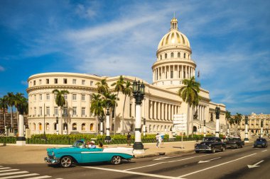 28 Ekim 2019: Klasik araba ve Ulusal Kongre Binası, bir kamu binası ve Havana, Küba 'da en çok ziyaret edilen yerlerden biri. Küba Başkanı Gerardo Machado tarafından 1926 'dan 1929' a kadar inşa edildi.