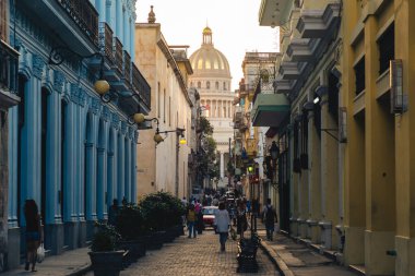 1 Kasım 2019: Küba 'daki eski Havana caddesi. Eski Havana, 16 Kasım 1519 'da Havana Körfezi' nin doğal limanında kurulan UNESCO Dünya Mirası Bölgesi olarak listelenmiştir.