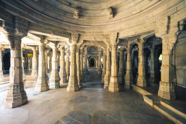 Ranakpur Jain tapınağı, ya da Chaturmukha Dharana Vihara, Rajasthan, Hindistan