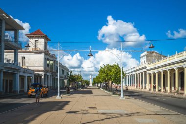 30 Ekim 2019: Cienfuegos 'un ana caddesi Paseo del Prado' nun sokak manzarası ve Küba 'nın yaklaşık 2 kilometre uzunluğundaki en uzun caddesi. 20. yüzyılın ilk on yılında inşa edildi.
