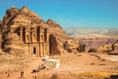 Ad Deir ön cephesi, nam-ı diğer Manastır, Petra, Ürdün 'de yer alıyor.
