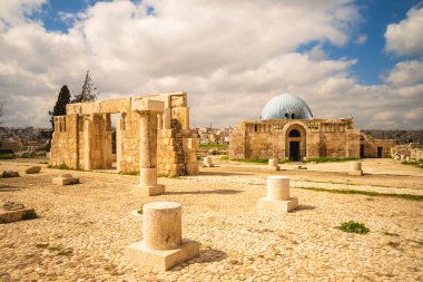 Ürdün, Amman 'daki Citadel Hill' deki Umayyad Sarayı 'nın muazzam kapısı
