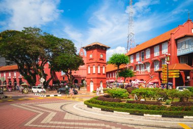 12 Ağustos 2018: Stadthuys ve Melaka Kırmızı Saat Kulesi, nam-ı diğer Tang Beng Tatlı Saat Kulesi, Hollanda Meydanı, Melaka, Melacca, Malezya. Stadthuys 1650 'de inşa edildi ve saat kulesi 1886' daydı..