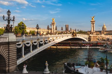 14 Haziran 2015, Alexandre 3 Köprüsü, Pont Alexandre III, Paris, Fransa 'da Seine nehri boyunca uzanan bir güverte kemer köprüsü. 1975 yılından beri bir Fransız anıtı olarak sınıflandırılmıştır..
