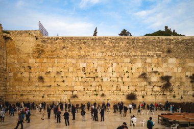 12 Mart 2019: Ağlama Duvarı, diğer adıyla batı duvarı, Buraq Duvarı, genellikle Kotel veya Kosel olarak kısaltılır, İsrail 'in Eski Kudüs şehrinde 19 metre uzunluğunda ve 488 metre uzunluğunda antik bir kireçtaşı duvardır..