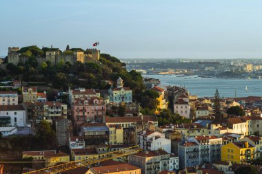 Portekiz 'deki Lisbon' da Aziz George Kalesi ve nehir etiketi manzarası.