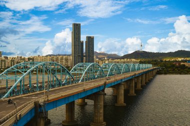 Seul Kulesi ve Dongjak Köprüsü Güney Kore 'de Han Nehri üzerinde.