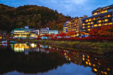 Japonya 'daki Fuji Dağı yakınlarındaki Kawaguchiko Gölü' nün gece manzarası.