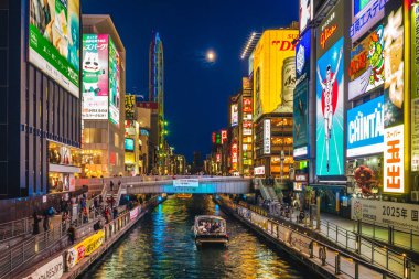 21 Kasım 2018: dotonbori, Japonya 'nın Osaka bölgesinin Namba ilçesinde Dotonbori Köprüsü' nden Nipponbashi Köprüsü 'ne kadar Dotonbori kanalı boyunca uzanan başlıca turizm merkezidir..