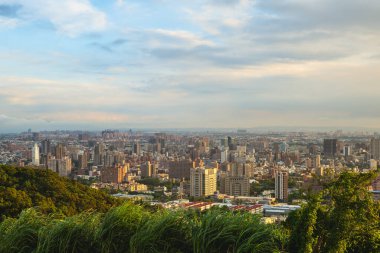 Alacakaranlıkta Tayvan 'daki Hutou dağından Taoyuan şehrinin manzarası