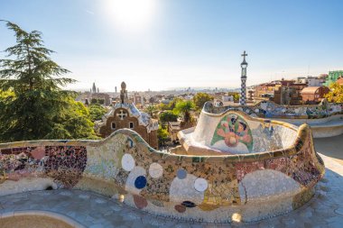 Barcelona, Katalonya, İspanya 'daki Park Guell' in ana terasında mozaik bank