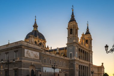 Almudena Katedrali 'nin çan kulesi, İspanya' nın Madrid şehrinde alacakaranlıkta bulunan bir katedraldir.