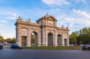 İspanya, Madrid 'deki Plaza de la Independencia' da Puerta de Alcala, Alcala Kapısı 'nın manzarası.
