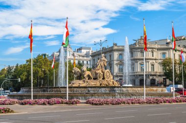 4 Kasım 2025: Madrid 'de Plaza de Cibeles' in merkezinde bir neoklasik çeşme. Heykel grubu, bir Phrygian toprak ve bereket tanrısı olan Cybele 'i temsil etmektedir..