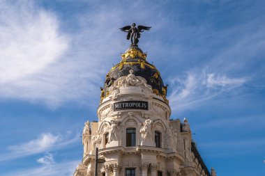 4 Kasım 2025 'te İspanya' nın Madrid şehrinde bulunan Metropolis Binası, 1907 'de Jules Fevrier isimli bir Fransız mimar tarafından tasarlandı ve 1911' de hizmete girdi..