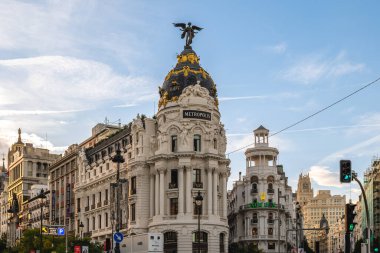 4 Kasım 2025 'te İspanya' nın Madrid şehrinde bulunan Metropolis Binası, 1907 'de Jules Fevrier isimli bir Fransız mimar tarafından tasarlandı ve 1911' de hizmete girdi..