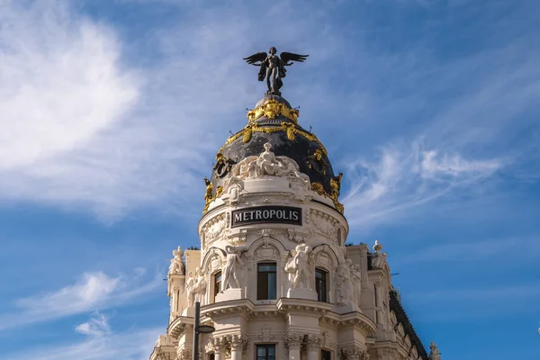 4 Kasım 2025 'te İspanya' nın Madrid şehrinde bulunan Metropolis Binası, 1907 'de Jules Fevrier isimli bir Fransız mimar tarafından tasarlandı ve 1911' de hizmete girdi..