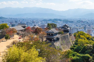 Ehime, Shikoku, Japonya 'daki Matsuyama Kalesi' nin Tenshu 'suna bakın.