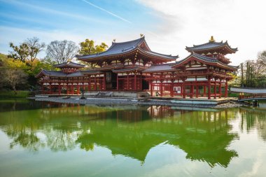 Japonya 'nın Kyoto şehrinde bulunan Phoenix Hall ve Jodo Shiki bahçesi.