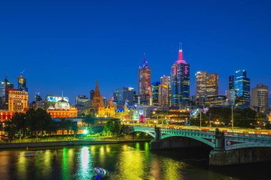 Melbourne CBD 'nin gece manzarası, Victoria, Avustralya' da şehir ticaret bölgesi.