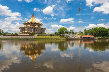 Kuching, Sarawak, Borneo, Malezya 'da bulunan yeni Sarawak Devlet Meclisi Binası