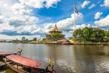 Kuching City, Sarawak, Borneo, Malezya 'daki Yeni Sarawak Devlet Meclisi Binası.