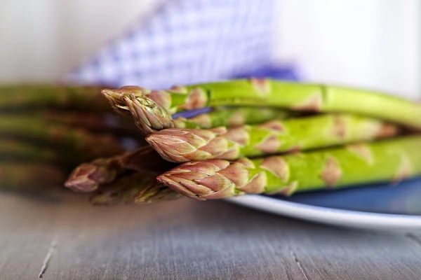 Asparagi verdi su un piatto — Foto Stock