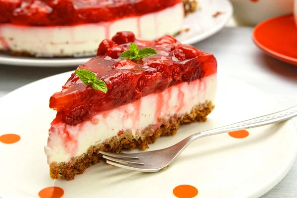 Raspberry cake with cream — Stock Photo, Image