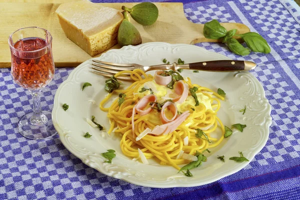 Spaghetti ham and cream sauce — Stock Photo, Image