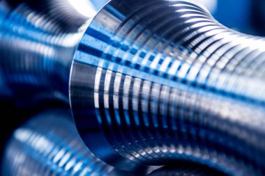 Modern metal fabrikasında metal levha oluşturma makinesi.